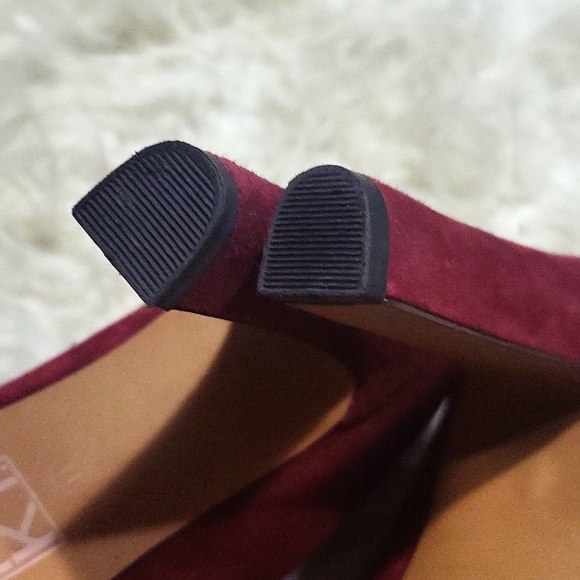 MRKT **Claire suede Burgundy/plum tuxedo bow loop heels - Picture 7 of 8